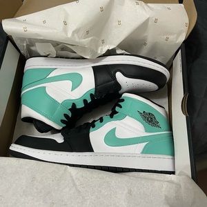 Air Jordan 1 Mid Twist